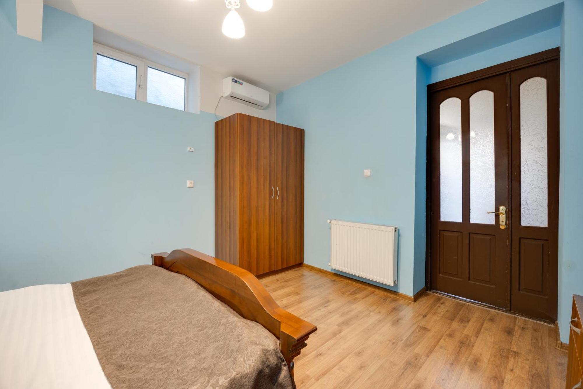 Rustaveli Two Bedroom With 5 Star Location * 第比利斯